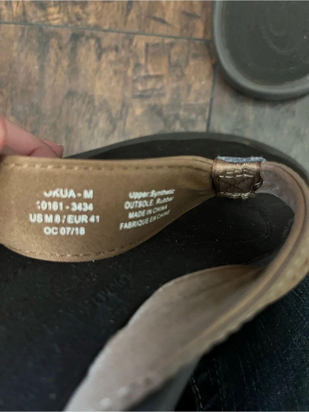 OluKai Men's Tan and Black Flip-Flops